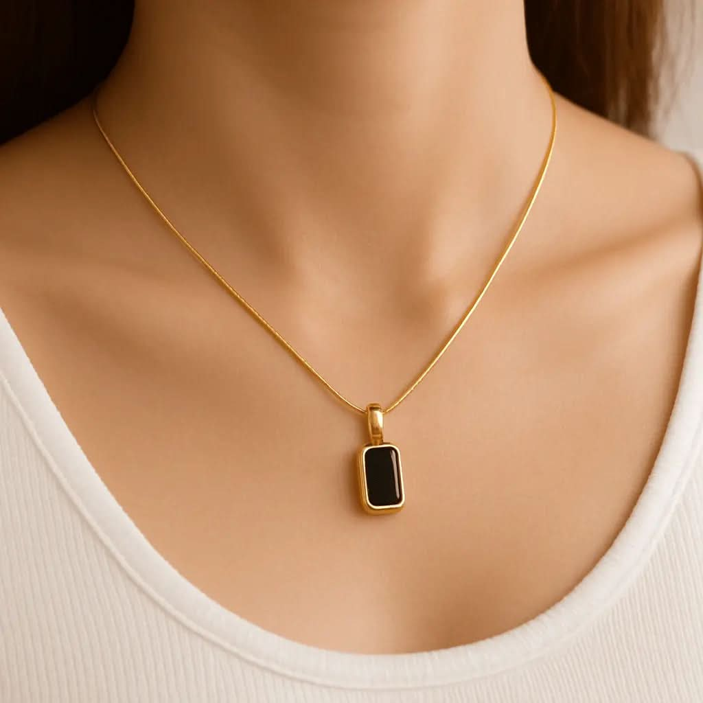 Noir Pendant Necklace