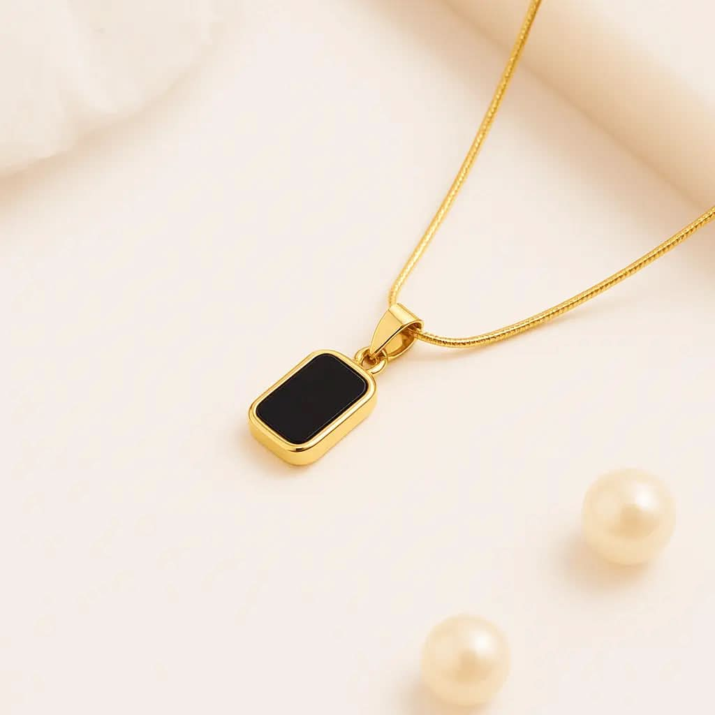 Noir Pendant Necklace